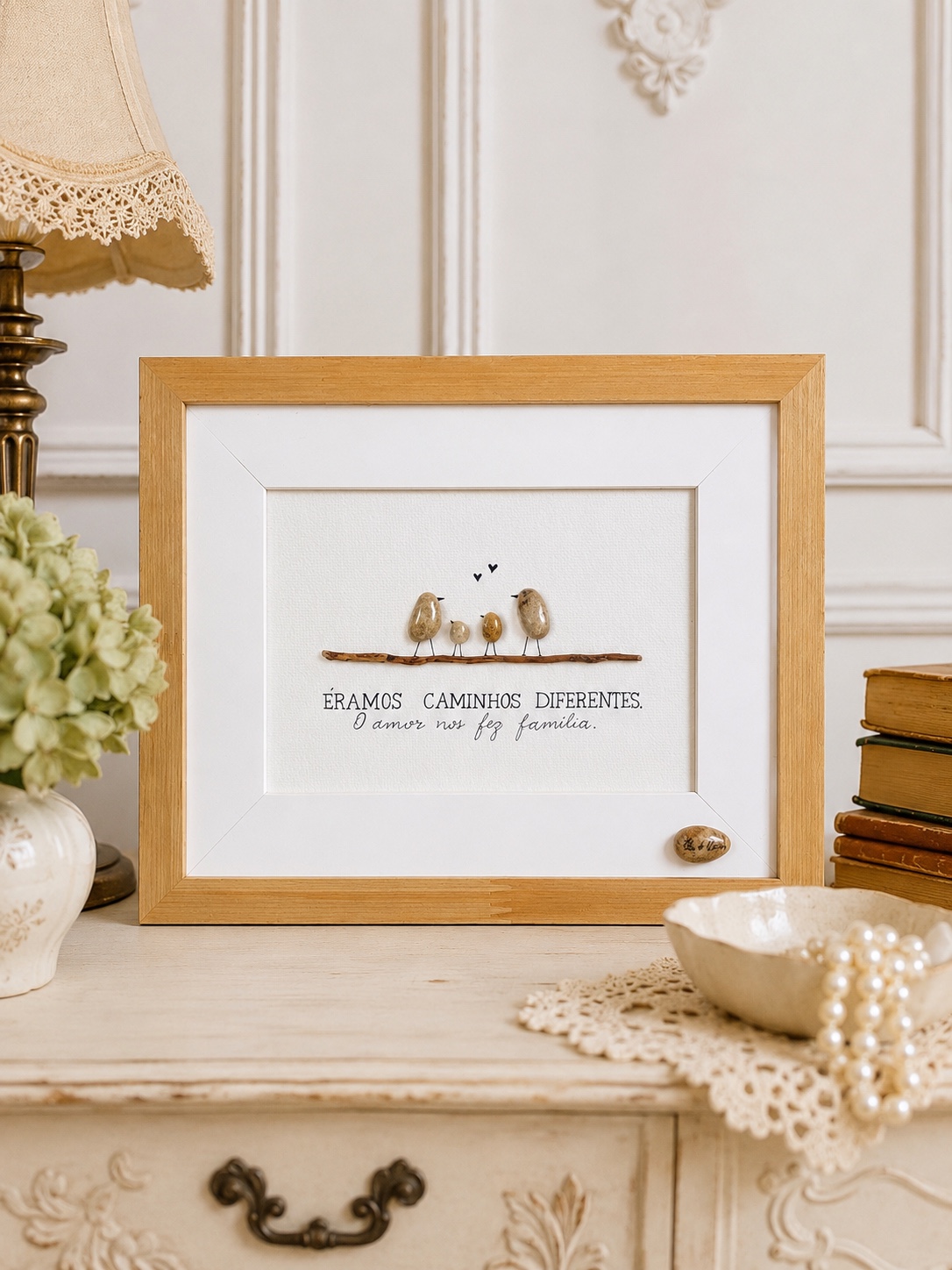 Quadro de família em seixos com a frase Éramos caminhos diferentes, o amor nos fez família