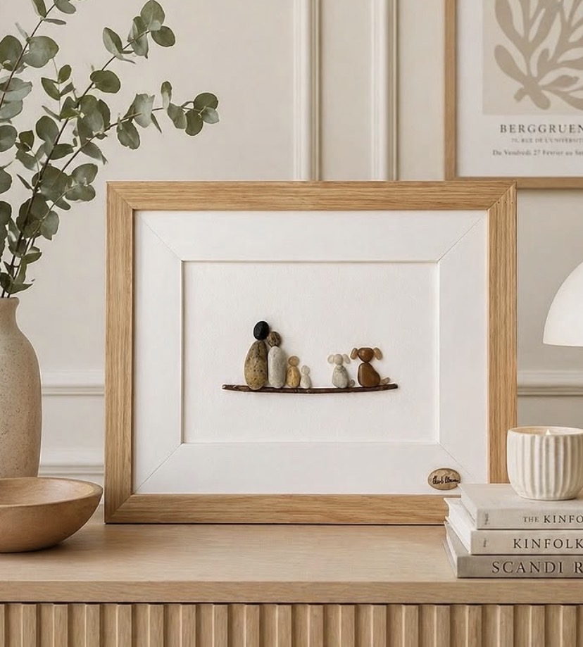 Quadro artesanal representando uma família com seus animais de estimação