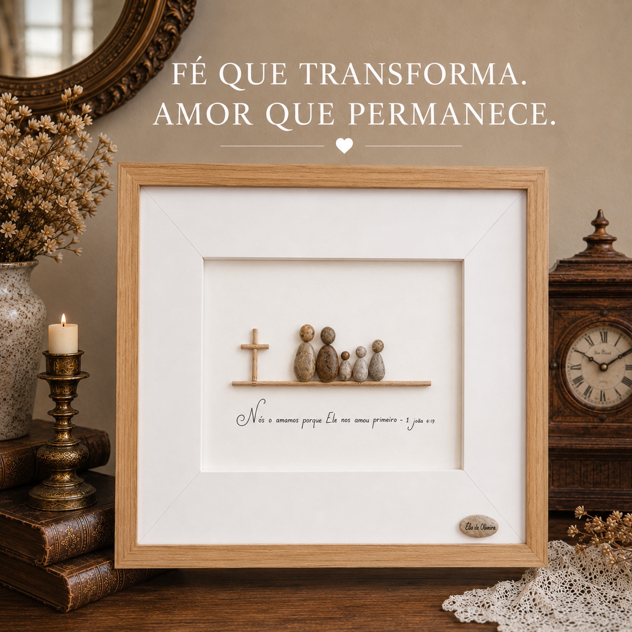 Quadro artesanal de família em seixos com cruz e versículo bíblico